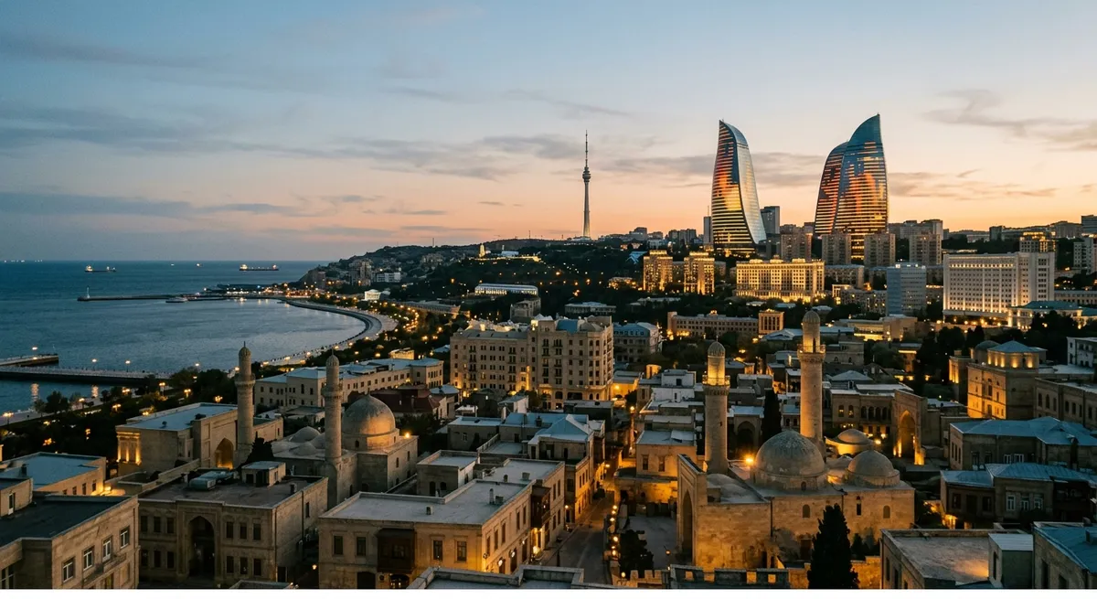 Vue de Bakou au crépuscule avec les Flame Towers et le front de mer de la Caspienne