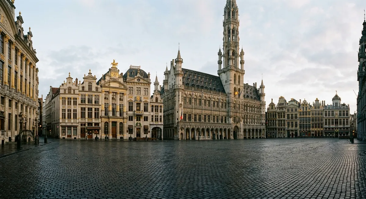 Grand-Place de Bruxelles déserte au lever du jour, façades historiques