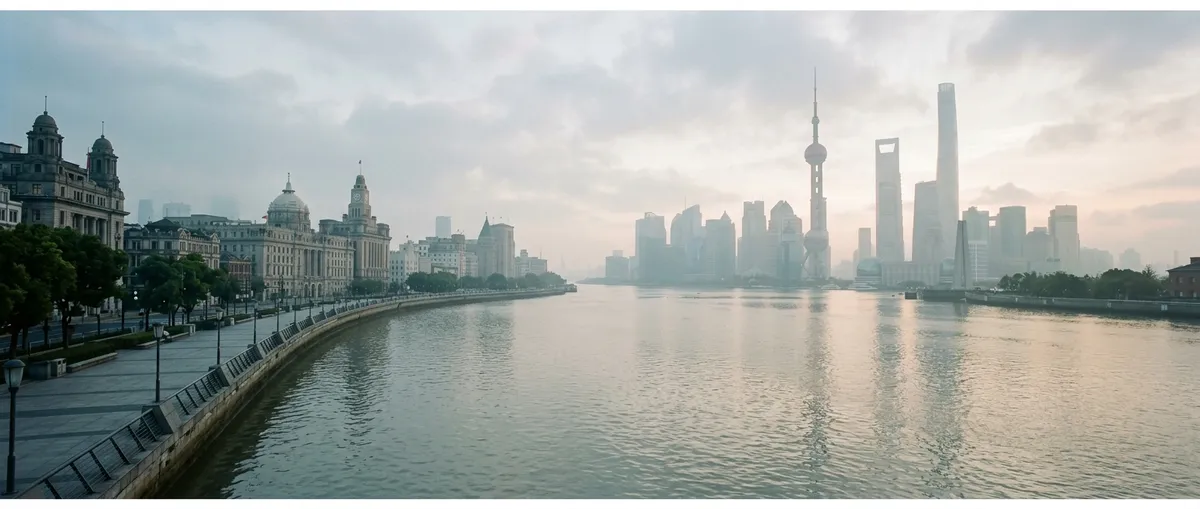 Skyline du Bund de Shanghai dans une brume matinale, vue déserte sans passants