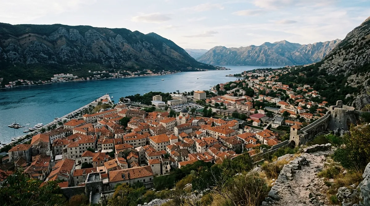 Vue de la vieille ville de Kotor et de sa baie adriatique